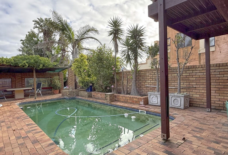5 Bedroom Property for Sale in Flamingo Vlei Western Cape